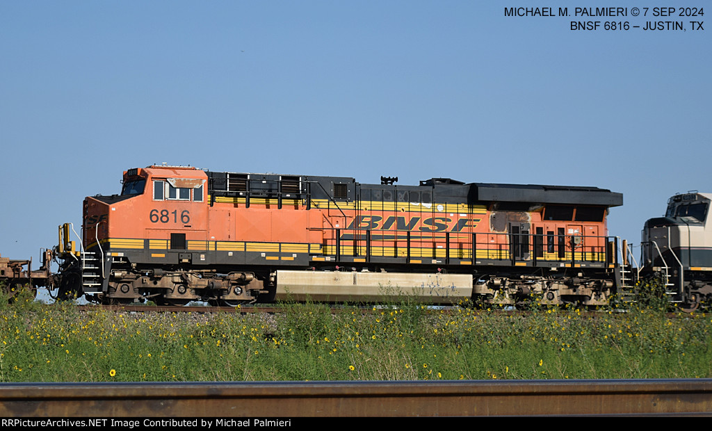 BNSF ES44C4 6816